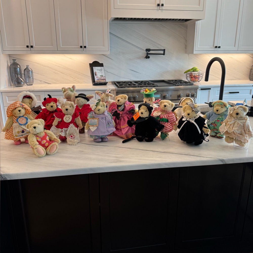 Muffy VanderBear and Hoppy VanderHare stuffed animals